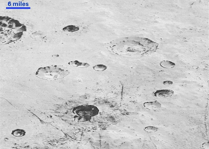 冥王星表面的陨石坑