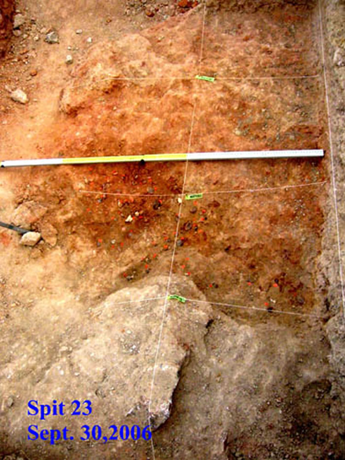 图3 黑土沟遗址第17发掘层(上图)和第23发掘层(下图)(卫奇供图)