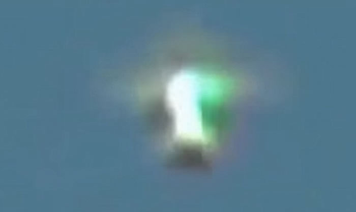 第二段视频里的形似十字架的物体是6月份时在顿涅茨克（Donetsk）上空发现的。这里是乌克兰内战的中心战场之一。