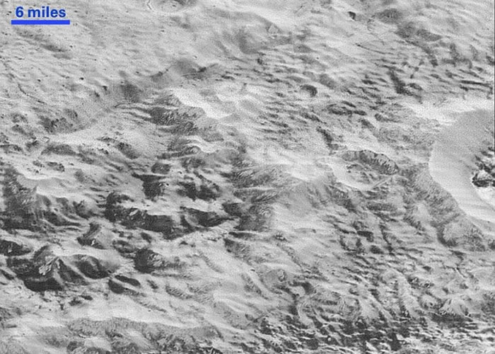 冥王星上部分地方受严重侵蚀，形成名为恶地（badland）的地质结构。