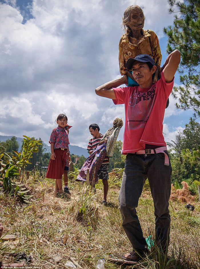 印尼苏拉威西岛托拉雅族人的赶尸习俗：每年8月开棺挖坟将亲人遗体挖出