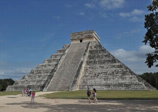 有学者认为，疑似遗址内建有金字塔。图为一座玛雅金字塔。