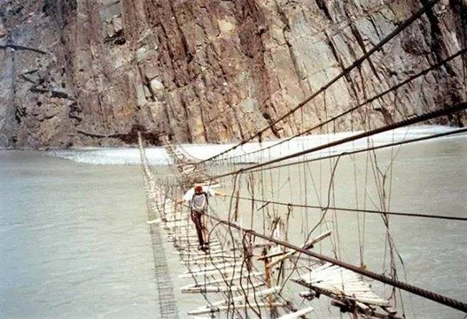 巴基斯坦－胡萨尼悬索桥