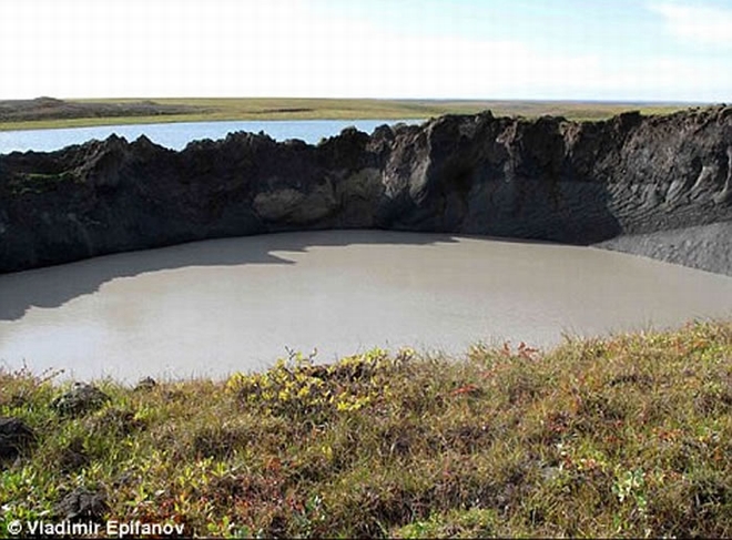 俄罗斯西伯利亚泰梅尔半岛突然出现神秘坑洞 形成时出现巨响空中有发光现象