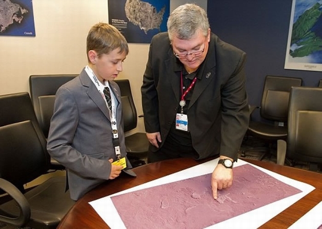 年纪小小便能发表一份具深度的研究，加杜里（左）赢得学界的掌声。