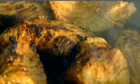 为了一条野生鲶鱼，顶级厨神也是豁出去了！