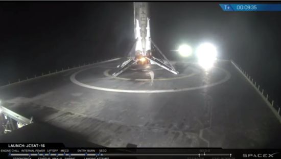 SpaceX直播中的火箭着陆视频画面