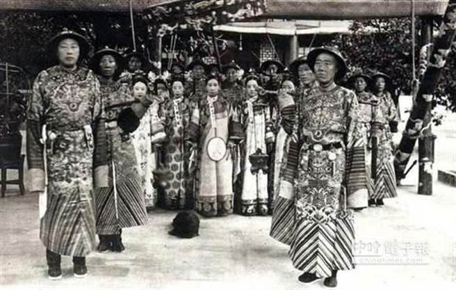 慈禧太后、隆裕皇后、瑾妃（珍妃姐姐）、德龄等在颐和园。