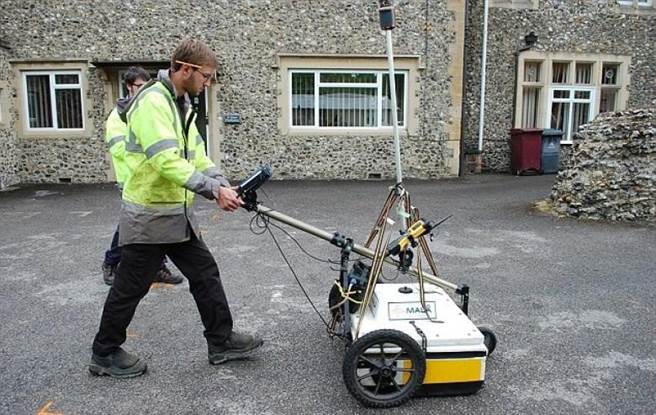 考古学家利用仪器，大致测出亨利一世的墓地所在