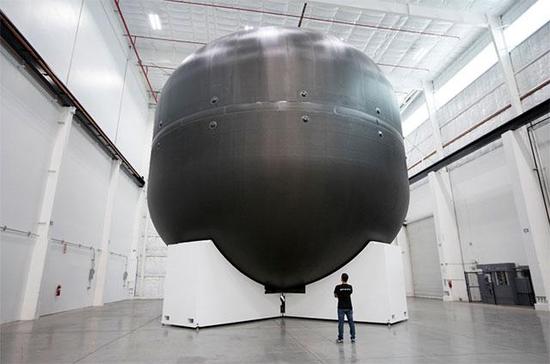 SpaceX开发中的12米直径碳纤维复合材料二级测试用液氧储箱实物。