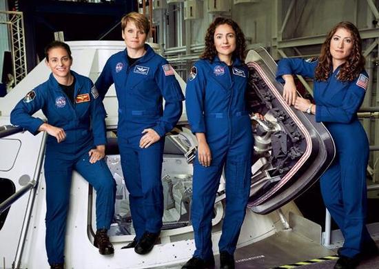(NASA女宇航员 其身后为猎户座飞船)