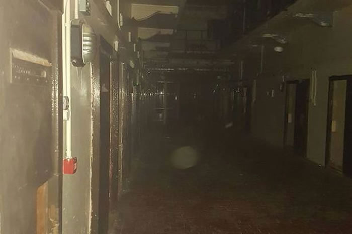 爱尔兰女大学生与男友参加万圣节探灵活动夜闯废弃监狱疑撞鬼