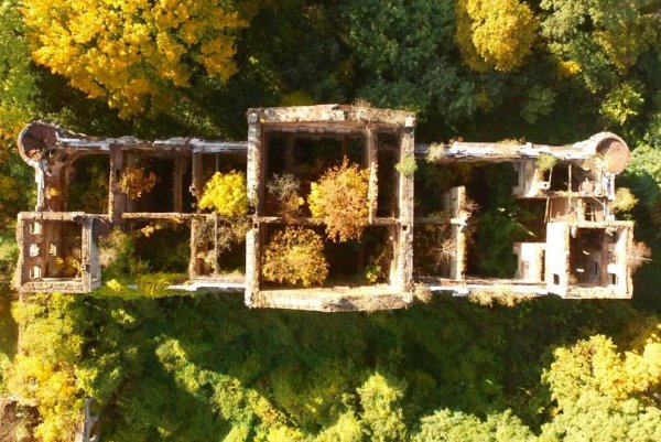 往昔之美：古老废弃建筑的航拍作品