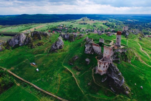 往昔之美:古老废弃建筑的航拍作品