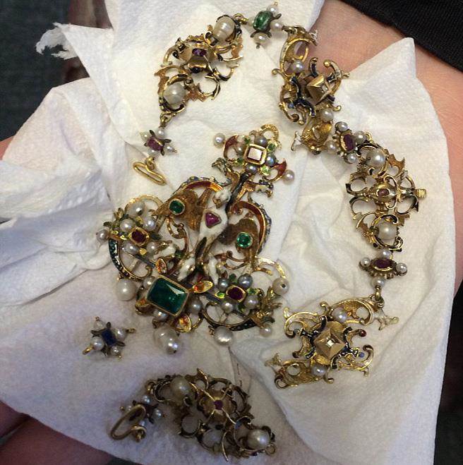 这条拥有400年历史的项炼用餐巾纸包裹着进拍卖行