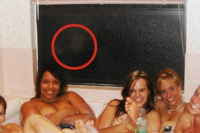 拉大照片仔细看却被眼尖网友发现隐约有“第六人”的身影，像是在偷窥她们洗澡。