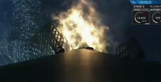一级火箭即将降落在太平洋回收平台前的瞬间。