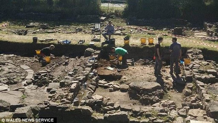 该座城镇从13世纪中期兴起，由于在英格兰和威尔士王国不断战火之下，短短25年时间，从一片荒芜渐渐变成了一座大城，但也因为发展过快，使得贫富差距甚大，到处都是贫民窟。