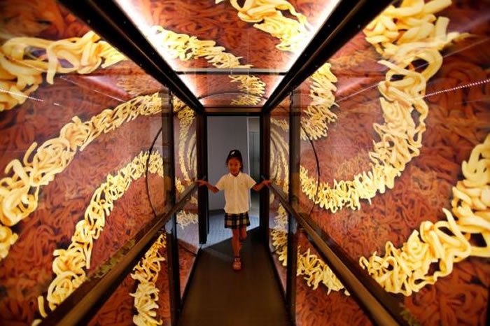 到东京旅行的人可以到新横滨拉面博物馆，看看那里的速食杯面公园。 PHOTOGRAPH BY YURIKO NAKAO， REUTERS/ALAMY STOCK