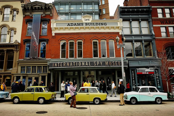 2007年为纪念柏林围墙倒塌，国际间谍博物馆前举办了德国经典汽车展。 PHOTOGRAPH BY WIN MCNAMEE， GETTY IMAGES