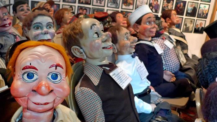 博物馆里坐着一排排微笑的腹语木偶。 PHOTOGRAPH BY EDWARD ROTHSTEIN， THE NEW YORK TIMES/REDUX