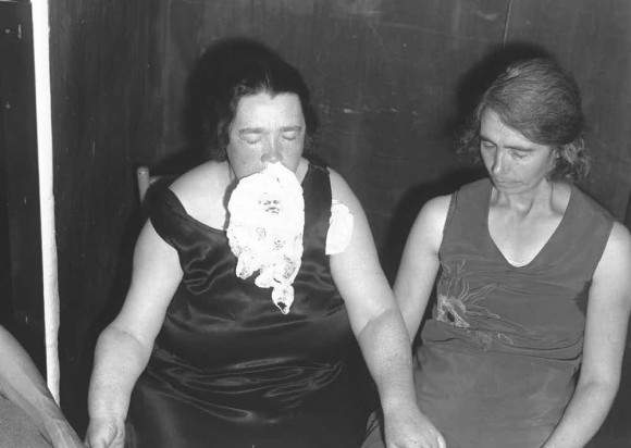 《15张复古通灵诡异照片》没有PS的年代要做假还真辛苦w - 图片15