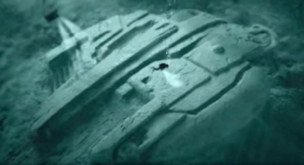 18張讓你困惑到“腦漿從耳朵流出來”的無法解釋照片。#17 會瞬間移動的女子!