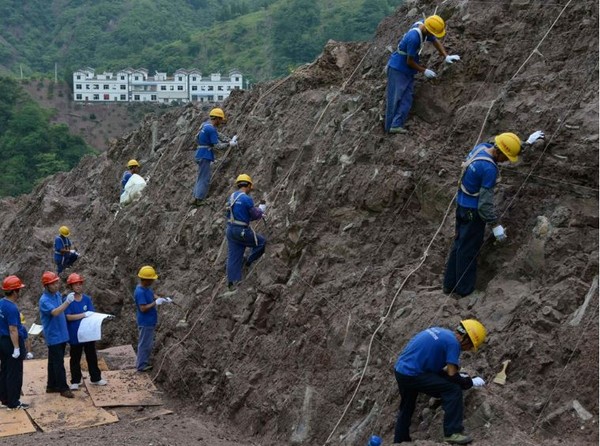 重庆发现1.6亿年前的恐龙化石墙。(图/翻摄自《多维新闻网》)