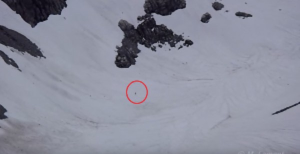 18張讓你困惑到“腦漿從耳朵流出來”的無法解釋照片。#17 會瞬間移動的女子!