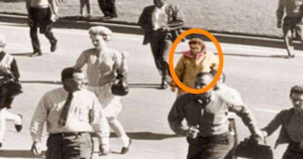 18張讓你困惑到“腦漿從耳朵流出來”的無法解釋照片。#17 會瞬間移動的女子!