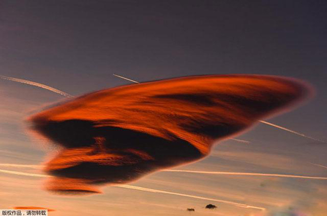马其顿天空现罕见荚状云 形似飞碟光滑优美