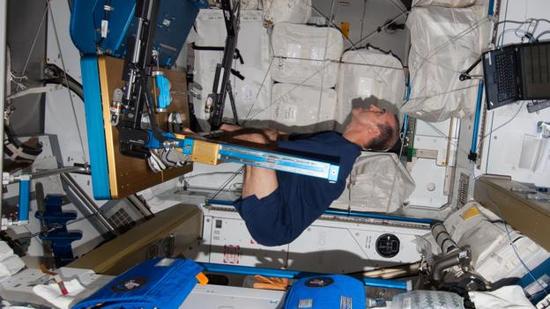 国际空间站上宇航员在训练。