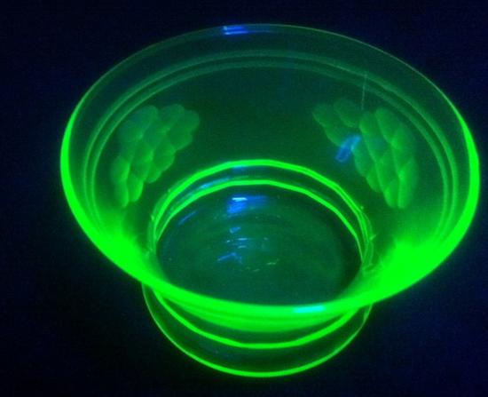 图7 在紫外线照射下发光的铀玻璃