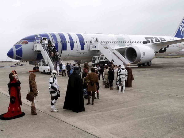 on-normal-planes-passengers-line-up-to-board-and-shuffle-in-one-at-a-time-its-inefficient-and-pretty-time-consuming