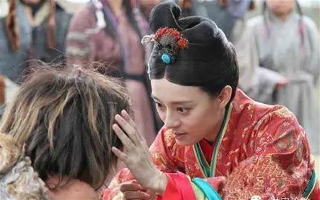 狼孩在狼群长大为何不会被吃？(图/爱美网)