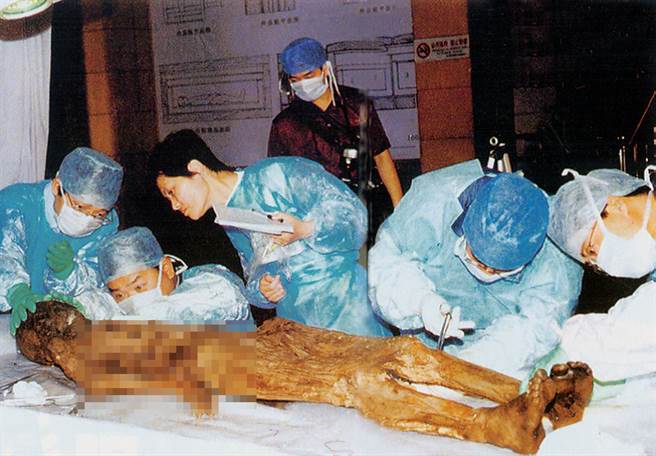 考古学家发现的棺材共有四具,却只有凌惠平的尸身保持完好。(图/刨根问底)