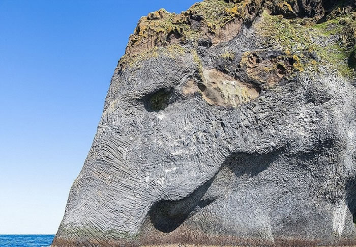 冰岛赫马岛岸边亦有形似大象的岩石，不过就巨型得多。