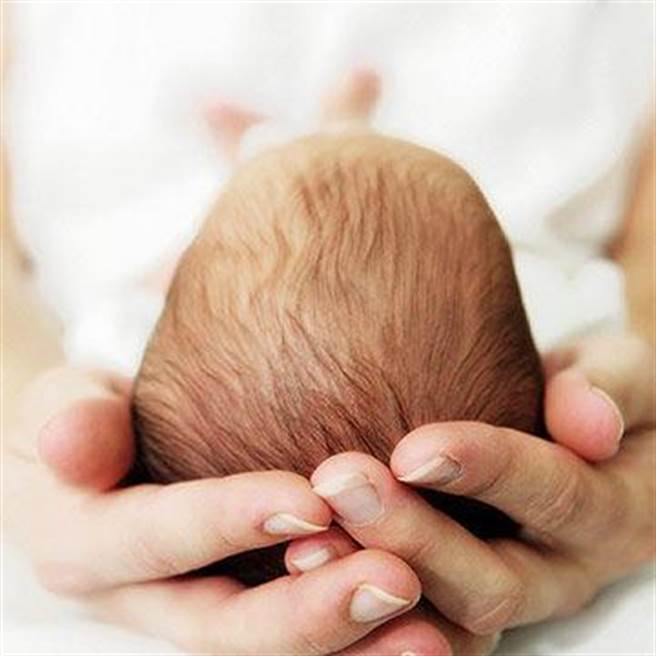 婴儿没有语言能力所以没办法用语言帮助记忆