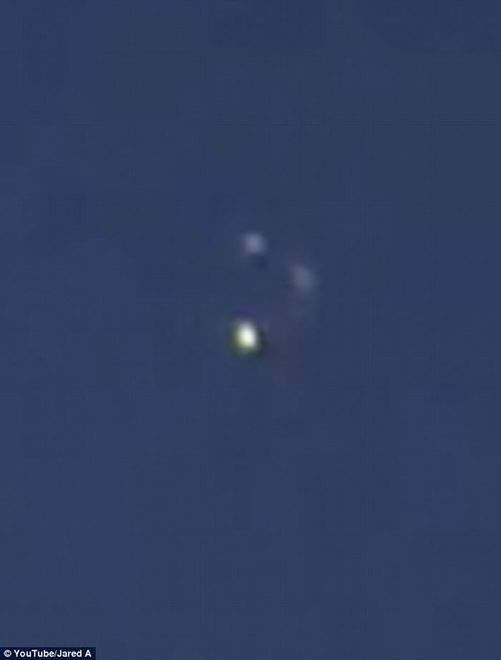 美国阿拉斯加夜空出现神秘光球 突然一分为三