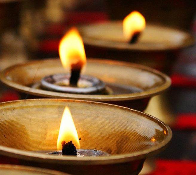 西蒙‧艾菲克认为，有人进入墓室就会引燃自燃的长明灯。