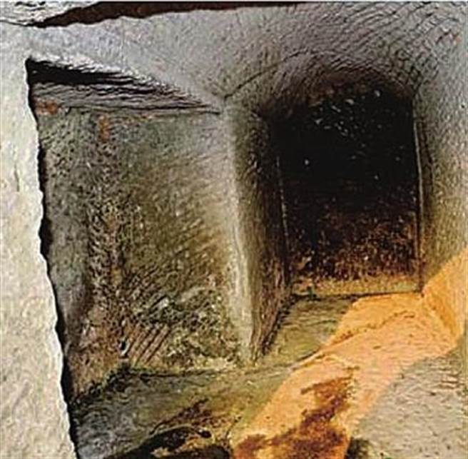 石屋中曾发现过48个石制灯碗，但如今早已不知去向。