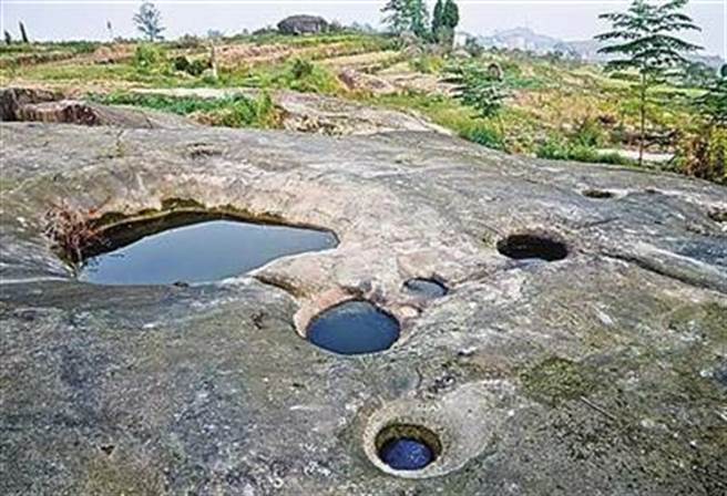 其中一间石屋屋顶，还有一处神秘的“仙人池”。