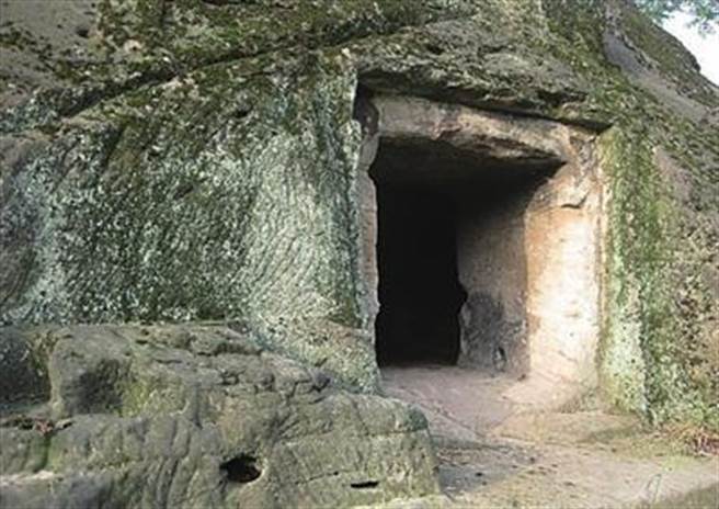 考古人员表示，这里是一个大型“崖墓”群。