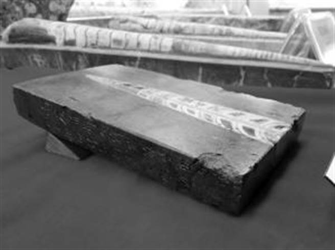 黄庭坚从民间得到这块保存完美的化石标本，在其侧刻下诗句，虽然经历了900多年的风雨历程，仍能保存至今。