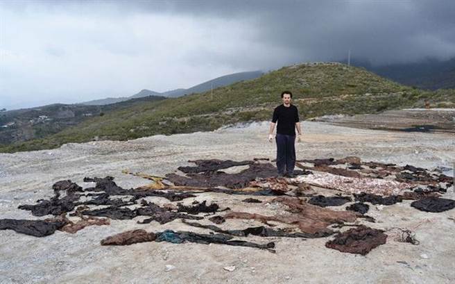 鲸腹中的破布摊开，数量众多。