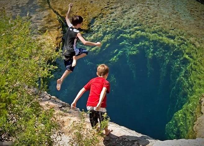 美国德州著名的清泉“雅各井”，不但水深且清澈，乍看以为是海底深渊