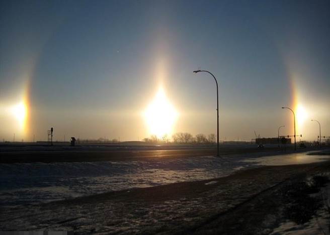 当阳光穿过悬浮在空中的冰晶，反射后所形成的幻日现象