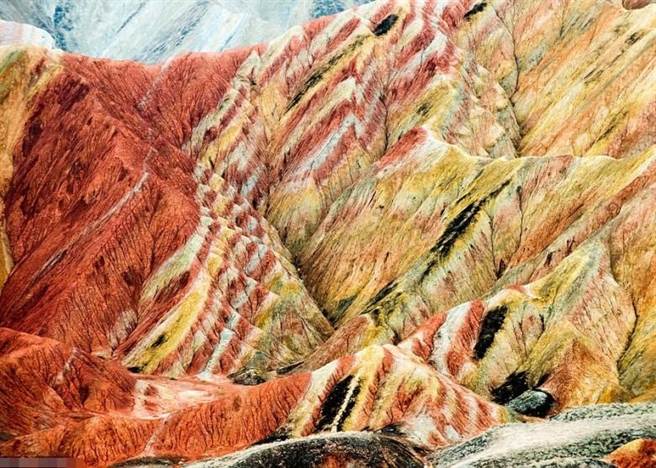 中国甘肃张掖丹霞国家地质公园的独特地貌，由红土和矿物经数千万年堆积而成