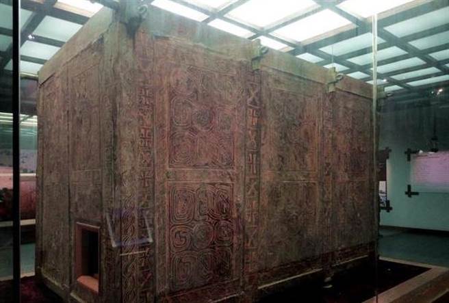 棺材外棺重达9吨，仅盖子就有2吨重。