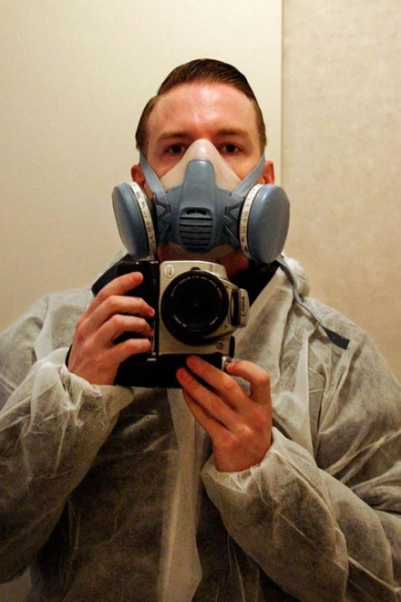 考古学家罗伯‧麦斯威尔戴着呼吸器自拍，以便在切尔诺贝利隔离区进行田野调查。区内的辐射尘和野生动物都非常危险。PHOTOGRAPH BY ROBERT